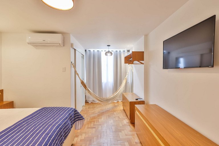 Apartment with Air Conditioning 300m from Copacabana Beach