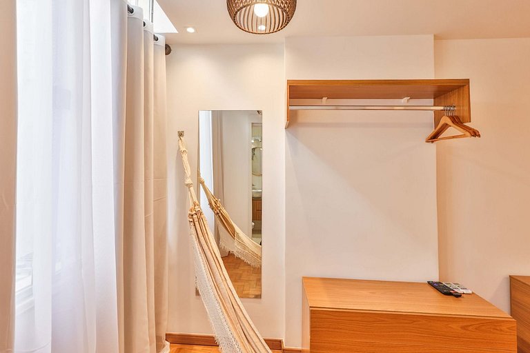 Apartment with Air Conditioning 300m from Copacabana Beach