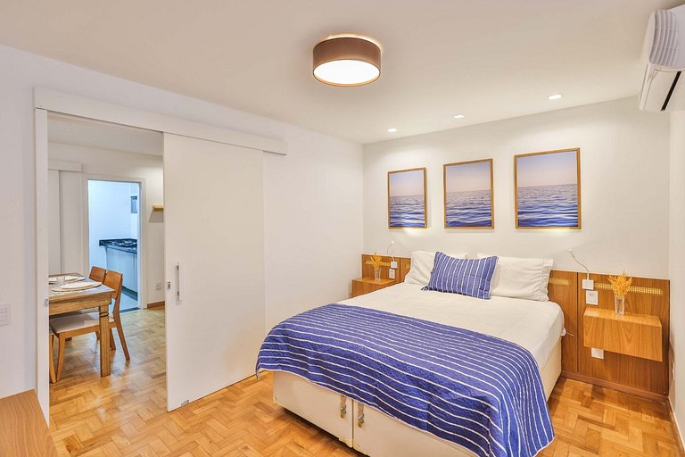 Apartment with Air Conditioning 300m from Copacabana Beach