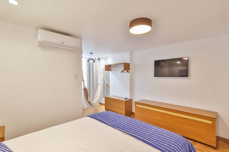 Apartment with Air Conditioning 300m from Copacabana Beach