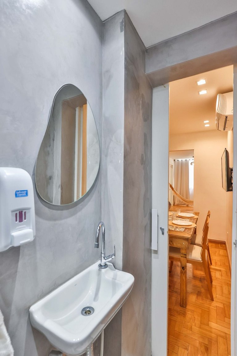 Apartment with Air Conditioning 300m from Copacabana Beach