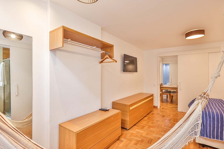 Apartment with Air Conditioning 300m from Copacabana Beach