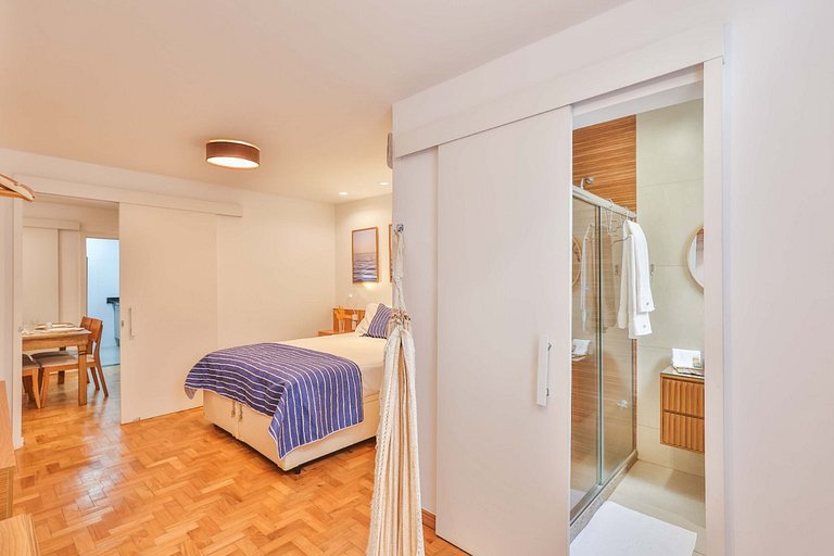 Apartment with Air Conditioning 300m from Copacabana Beach