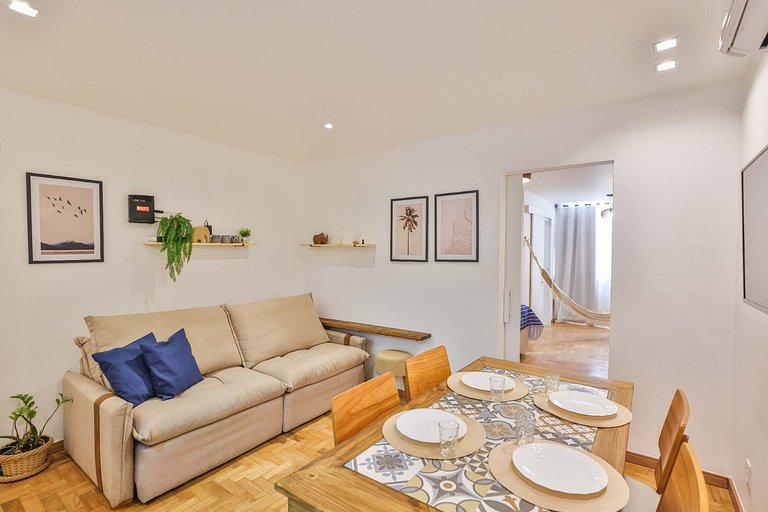 Apartment with Air Conditioning 300m from Copacabana Beach