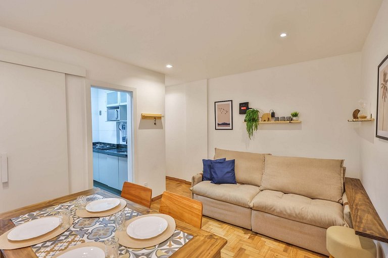 Apartment with Air Conditioning 300m from Copacabana Beach