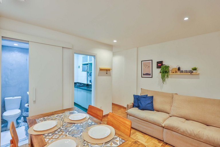 Apartment with Air Conditioning 300m from Copacabana Beach