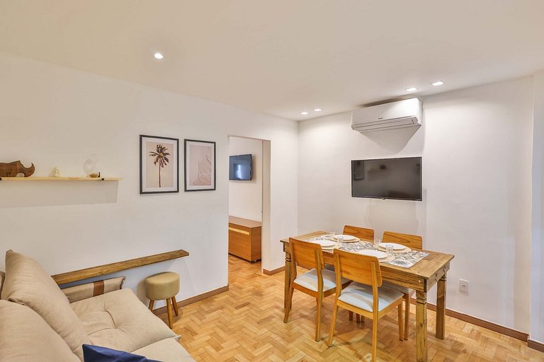 Apartment with Air Conditioning 300m from Copacabana Beach