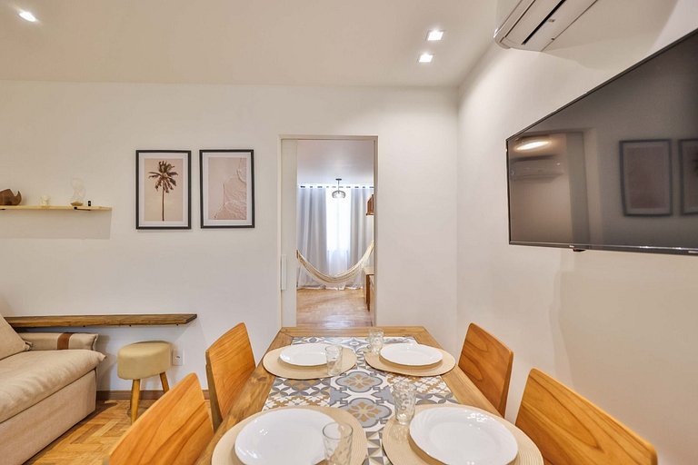 Apartment with Air Conditioning 300m from Copacabana Beach