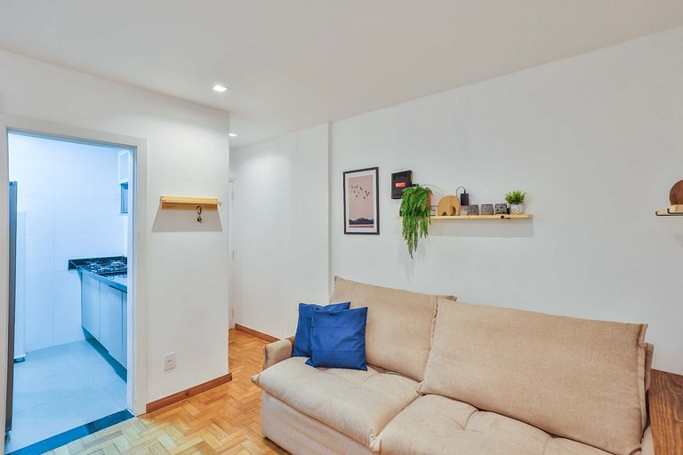 Apartment with Air Conditioning 300m from Copacabana Beach