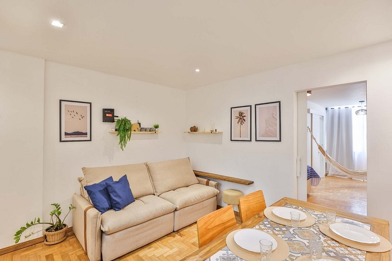 Apartment with Air Conditioning 300m from Copacabana Beach