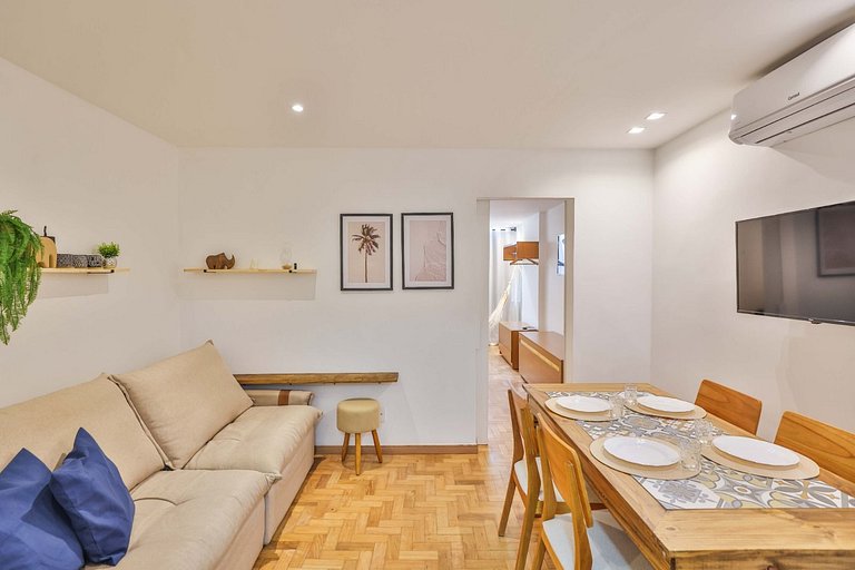 Apartment with Air Conditioning 300m from Copacabana Beach