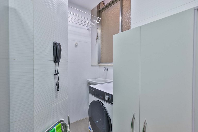 Apartment with Air Conditioning 300m from Copacabana Beach