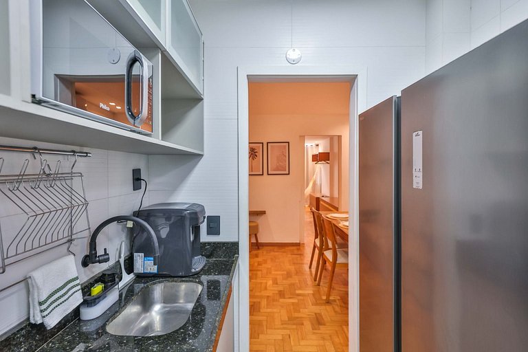 Apartment with Air Conditioning 300m from Copacabana Beach