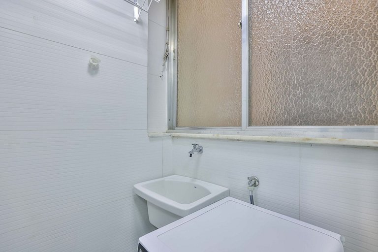 Apartment with Air Conditioning 300m from Copacabana Beach