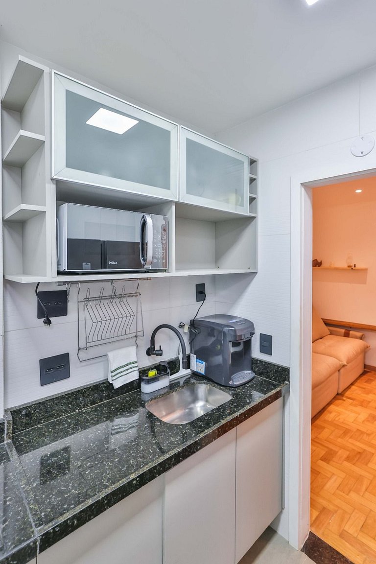 Apartment with Air Conditioning 300m from Copacabana Beach