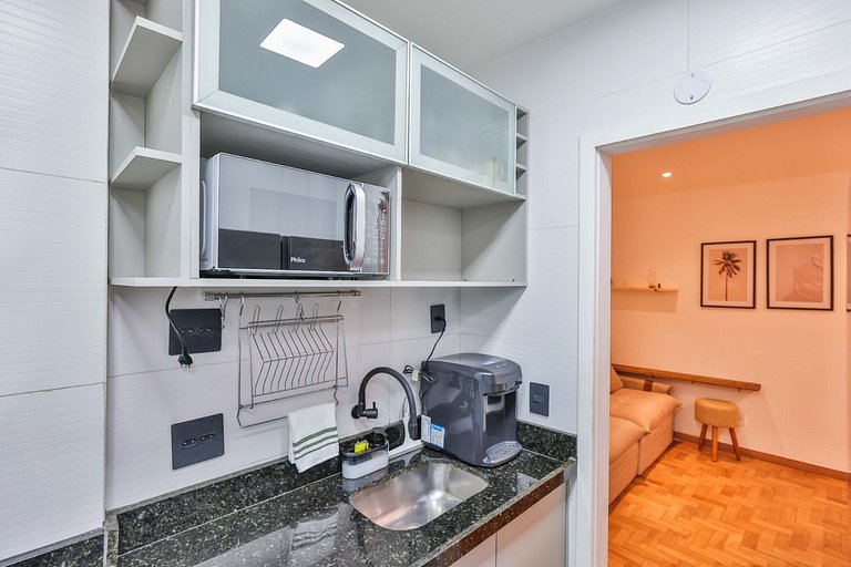 Apartment with Air Conditioning 300m from Copacabana Beach