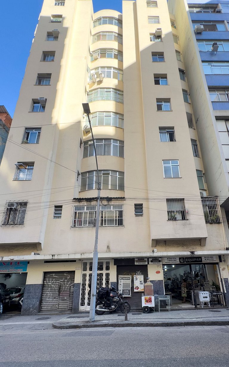 Studio Lapa com design moderno e vista para a mata