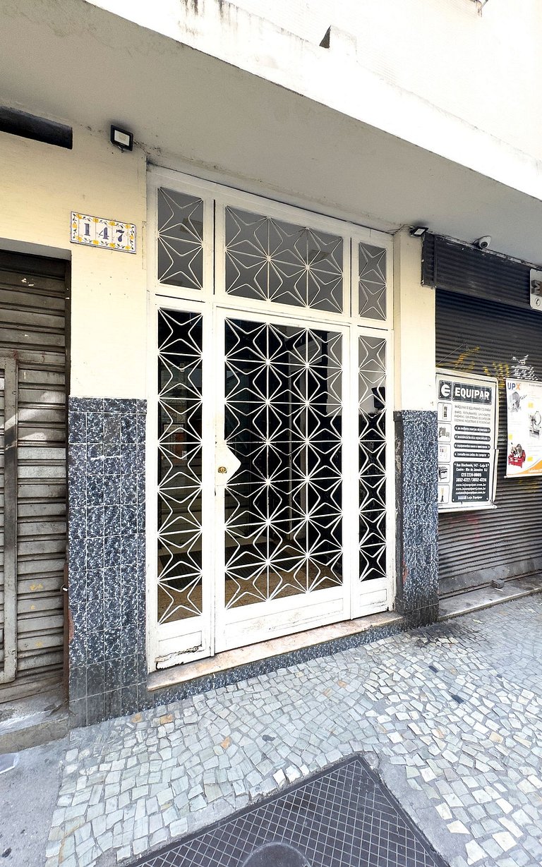 Studio Lapa com design moderno e vista para a mata