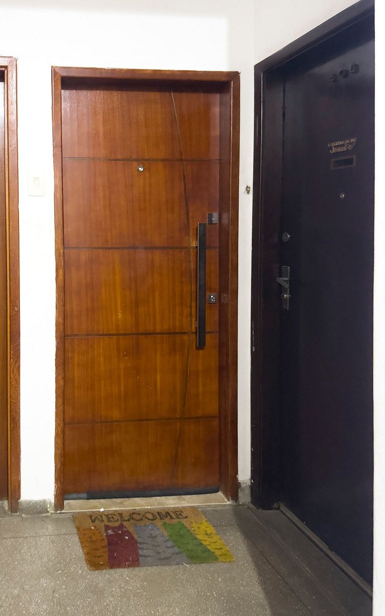 Studio Lapa com design moderno e vista para a mata