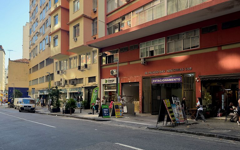 Studio Lapa com design moderno e vista para a mata