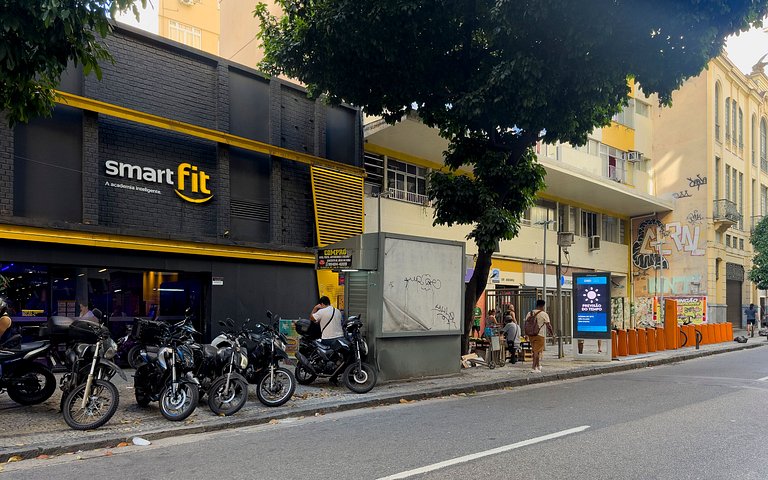 Studio Lapa com design moderno e vista para a mata