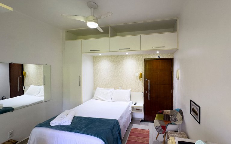 Studio Lapa com design moderno e vista para a mata