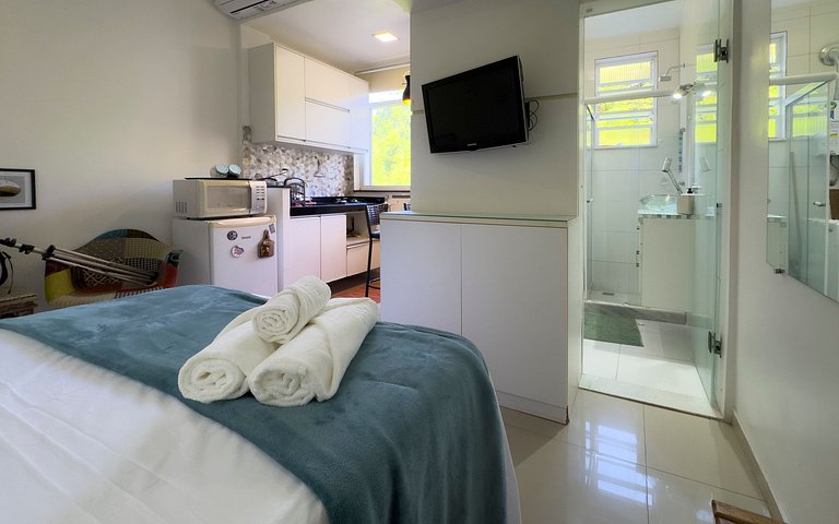 Studio Lapa com design moderno e vista para a mata