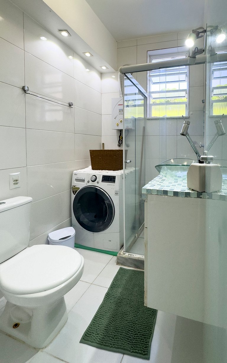 Studio Lapa com design moderno e vista para a mata