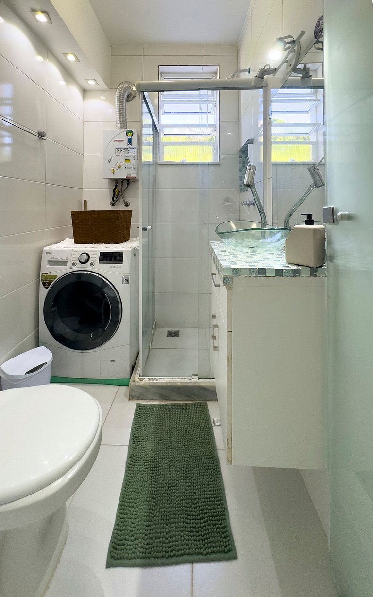 Studio Lapa com design moderno e vista para a mata