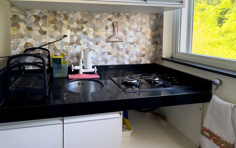 Studio Lapa com design moderno e vista para a mata