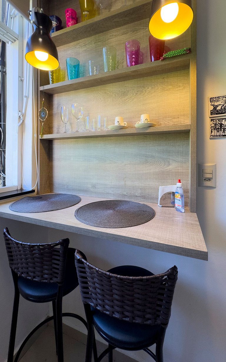 Studio Lapa com design moderno e vista para a mata