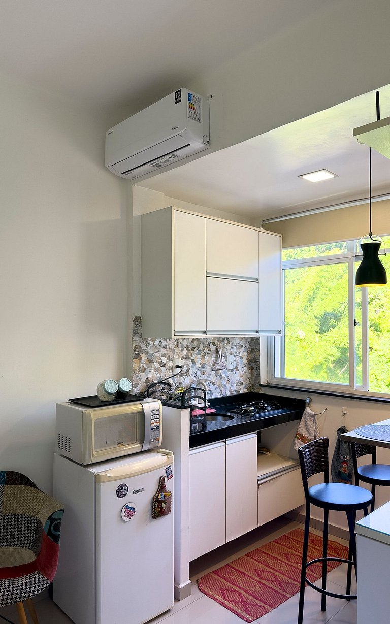 Studio Lapa com design moderno e vista para a mata