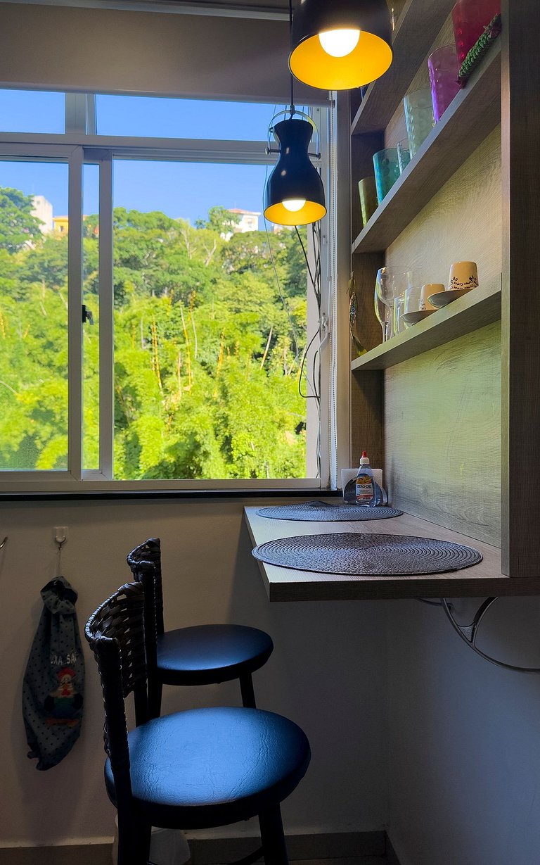 Studio Lapa com design moderno e vista para a mata