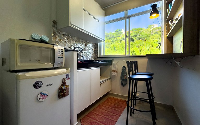 Studio Lapa com design moderno e vista para a mata